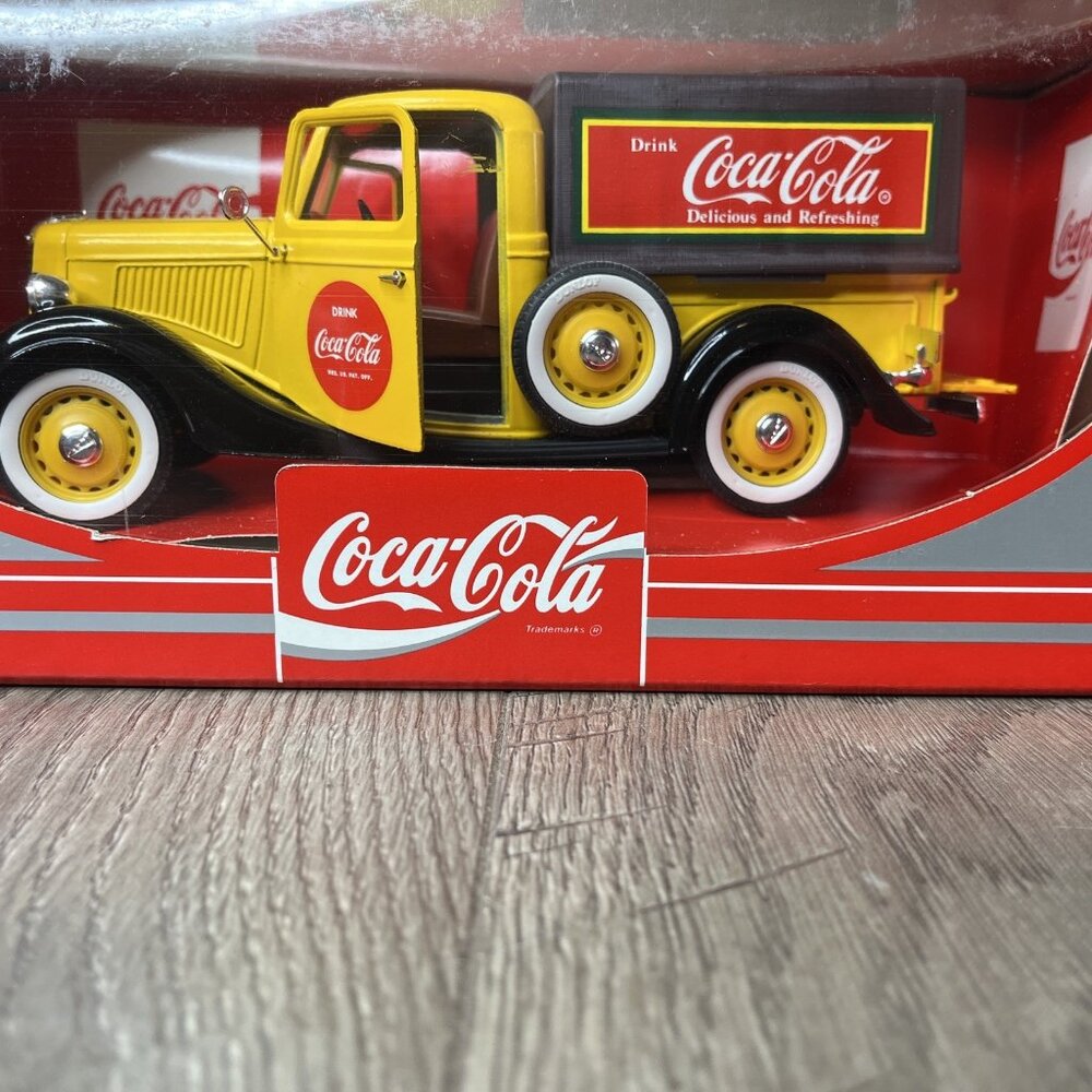 Hartoy Coca Cola 1936 Ford Delivery Truck 1:18 Scale Solido - 1979 - Picture 3 of 14